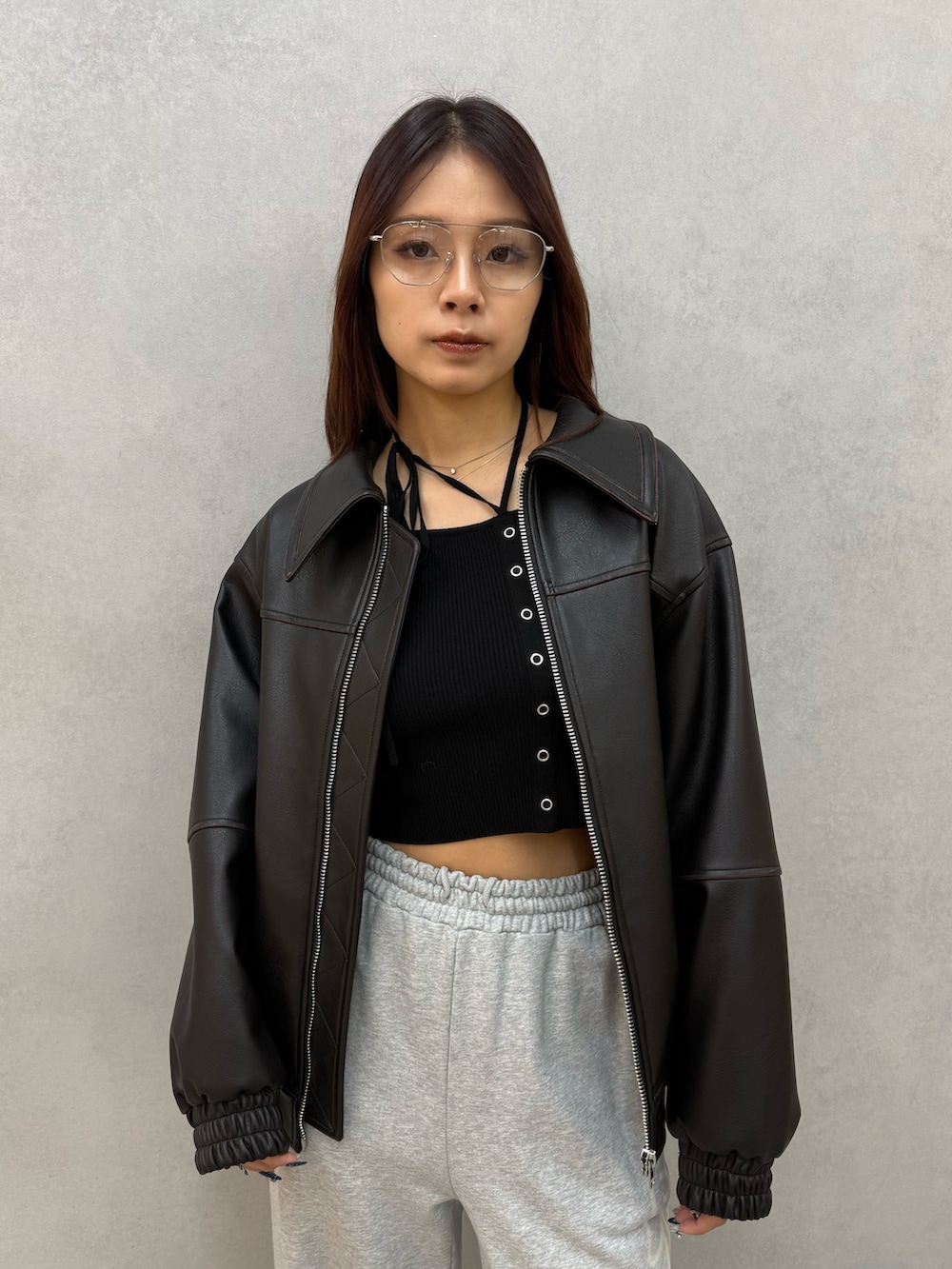 ブラック系のブルゾン、ブラック系のニット/セーター、グレー系のスウェットパンツを着用したレディースの冬コーディネートの4枚目の写真