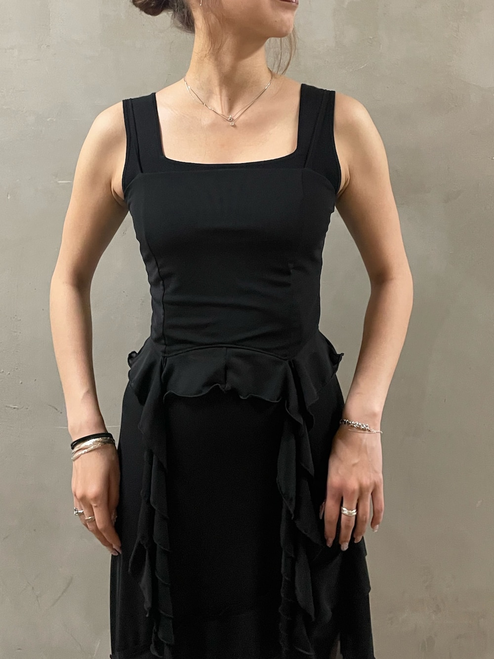 ブラック系のTシャツ/カットソー、ブラック系のニット/セーター、ブラック系のスカートを着用したレディースの春コーディネートの4枚目の写真