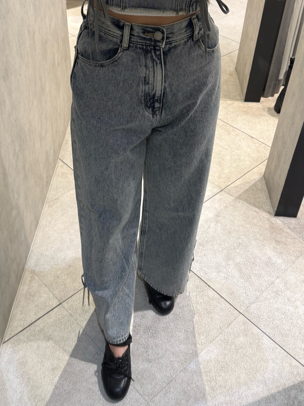 ホワイト系のニット/セーター、ブルー系のタンクトップ、ブルー系のデニムパンツを着用したレディースの春コーディネートの5枚目の写真