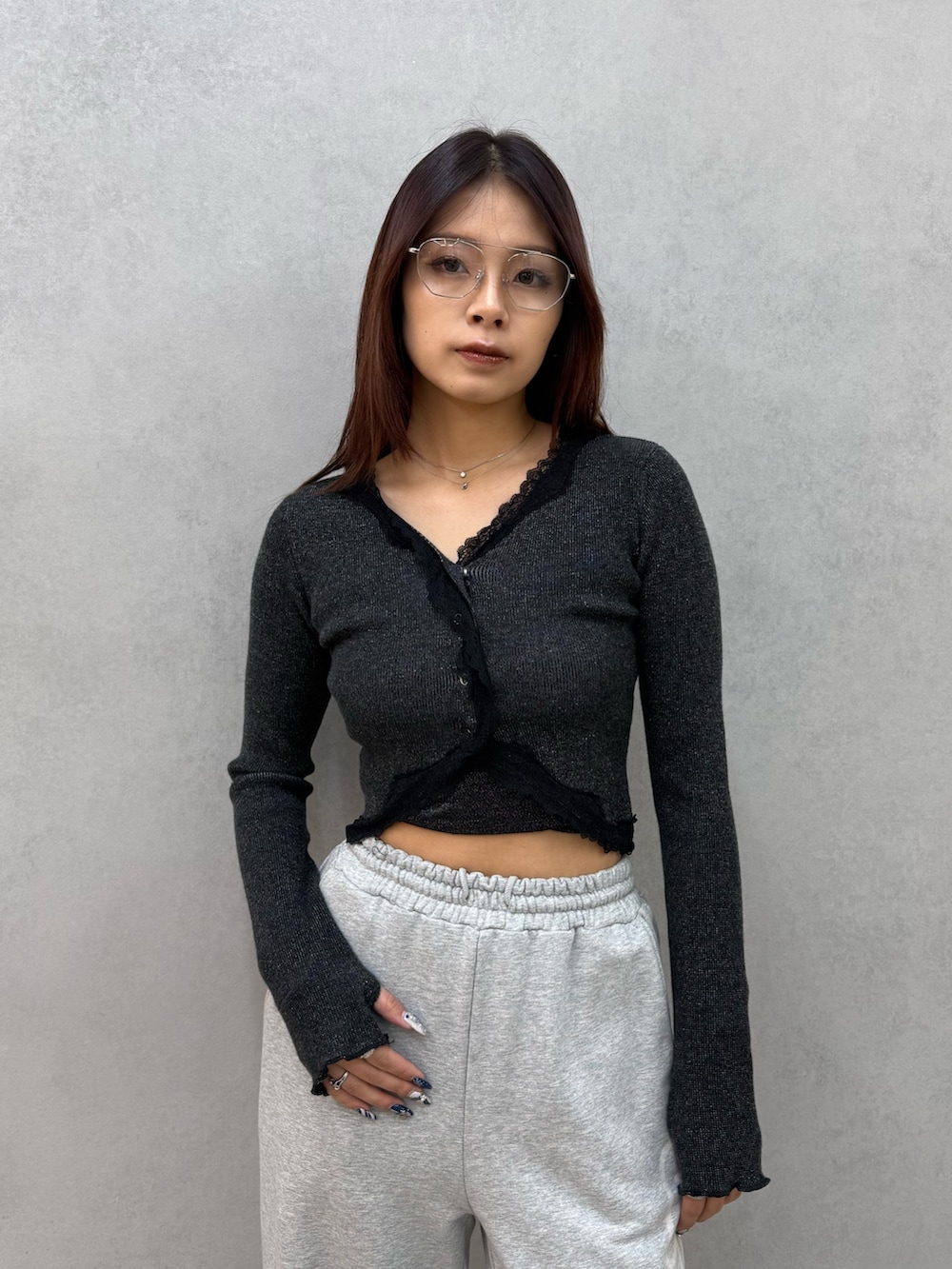 ブラック系のニット/セーター、グレー系のスウェットパンツ、ブラック系のブーツを着用したレディースの冬コーディネートの4枚目の写真