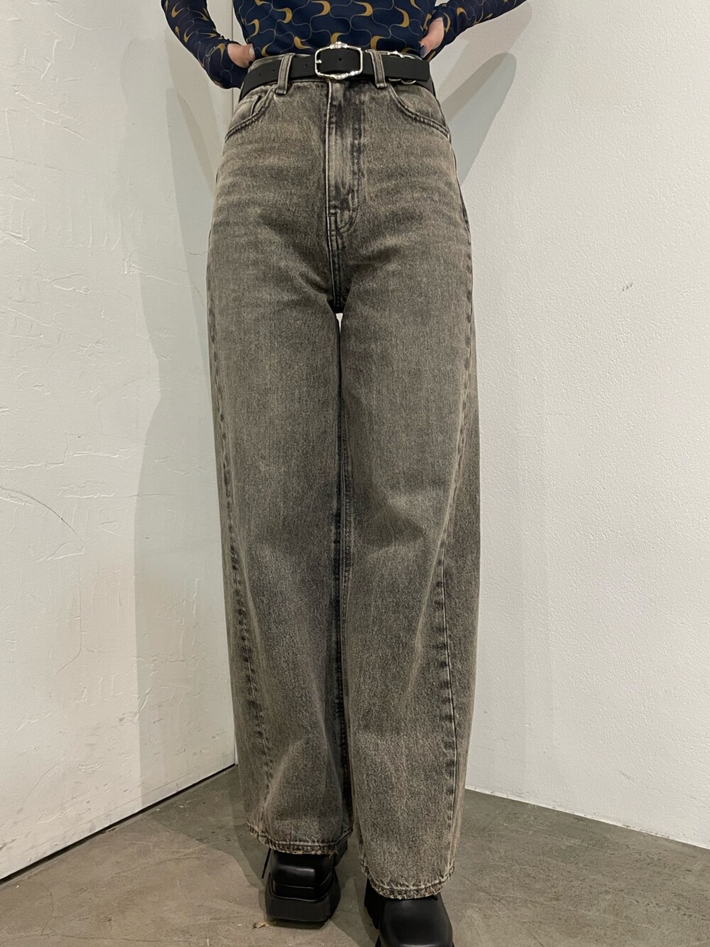 その他のTシャツ/カットソー、ブラック系のキャミソール、グレー系のデニムパンツを着用したレディースの春コーディネートの6枚目の写真