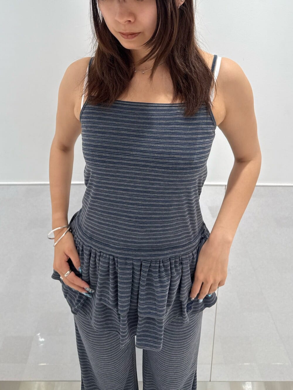 ブラック系のサンダル、グレー系のキャミソール、グレー系のその他パンツを着用したレディースの夏コーディネートの4枚目の写真
