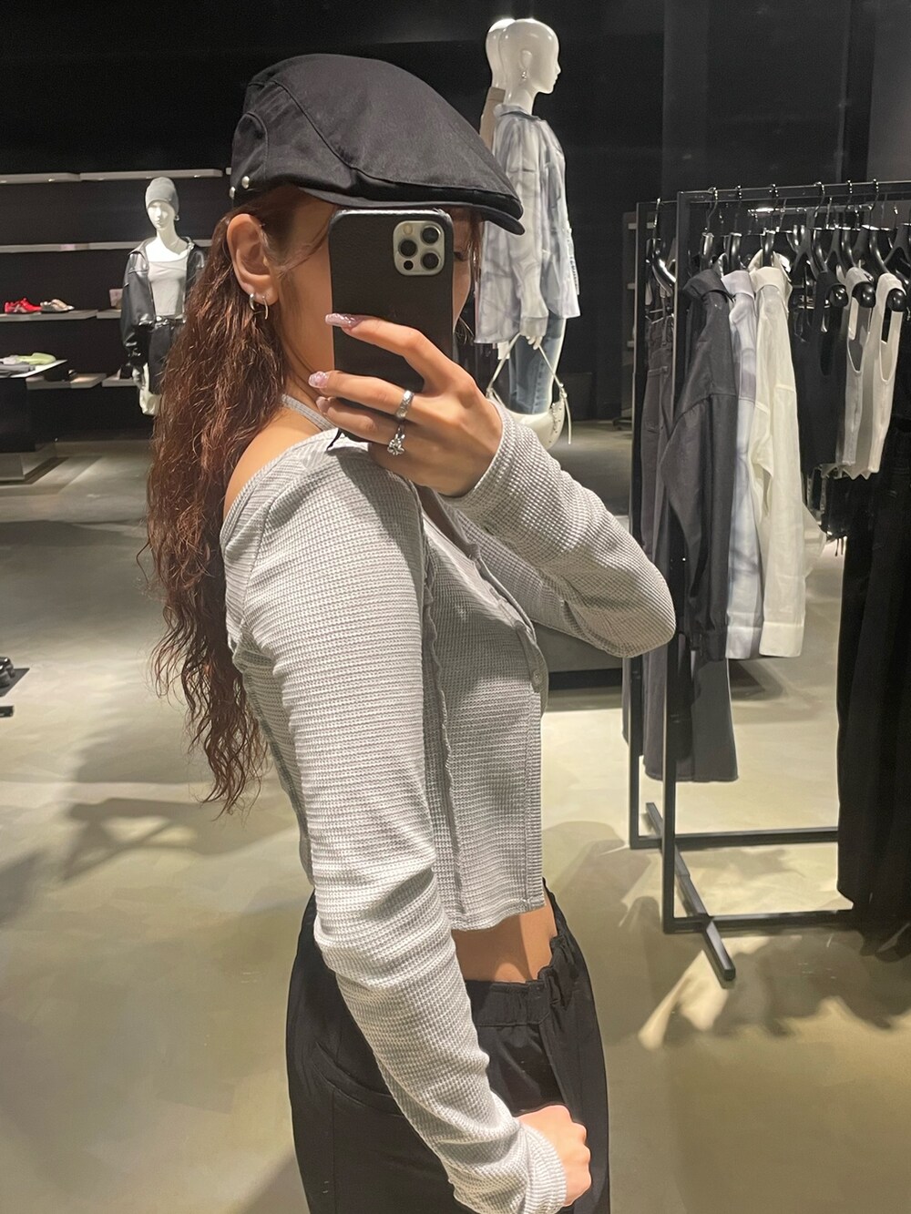 ブラック系のその他パンツ、ブラック系のサンダル、グレー系のTシャツ/カットソーを着用したレディースの春コーディネートの5枚目の写真