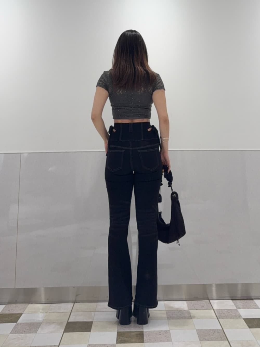 ブラック系のサンダル、ブラック系のショルダーバッグ、グレー系のTシャツ/カットソーを着用したレディースの夏コーディネートの3枚目の写真