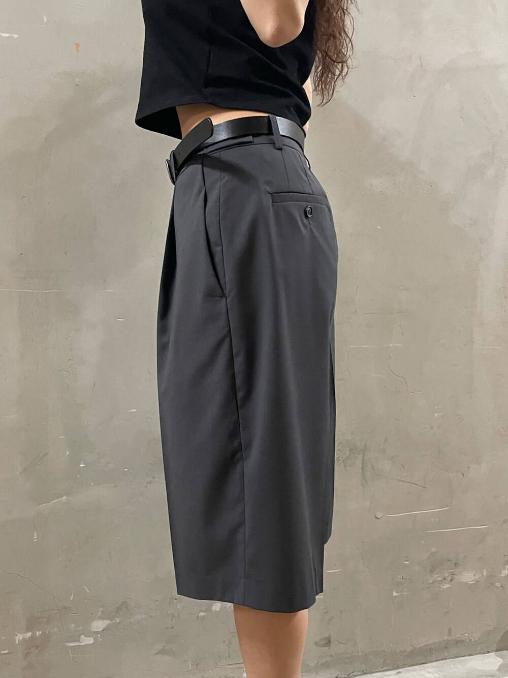 ブラック系のTシャツ/カットソー、グレー系のその他パンツ、ブラック系のスニーカーを着用したレディースの春コーディネートの8枚目の写真