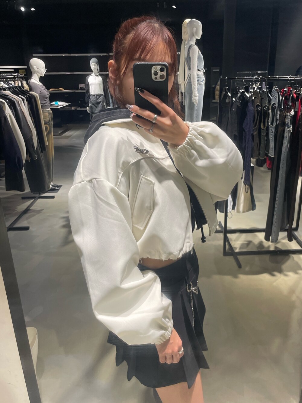 ブラック系のTシャツ/カットソー、ホワイト系のブルゾン、ブラック系のスカートを着用したレディースの春コーディネートの5枚目の写真