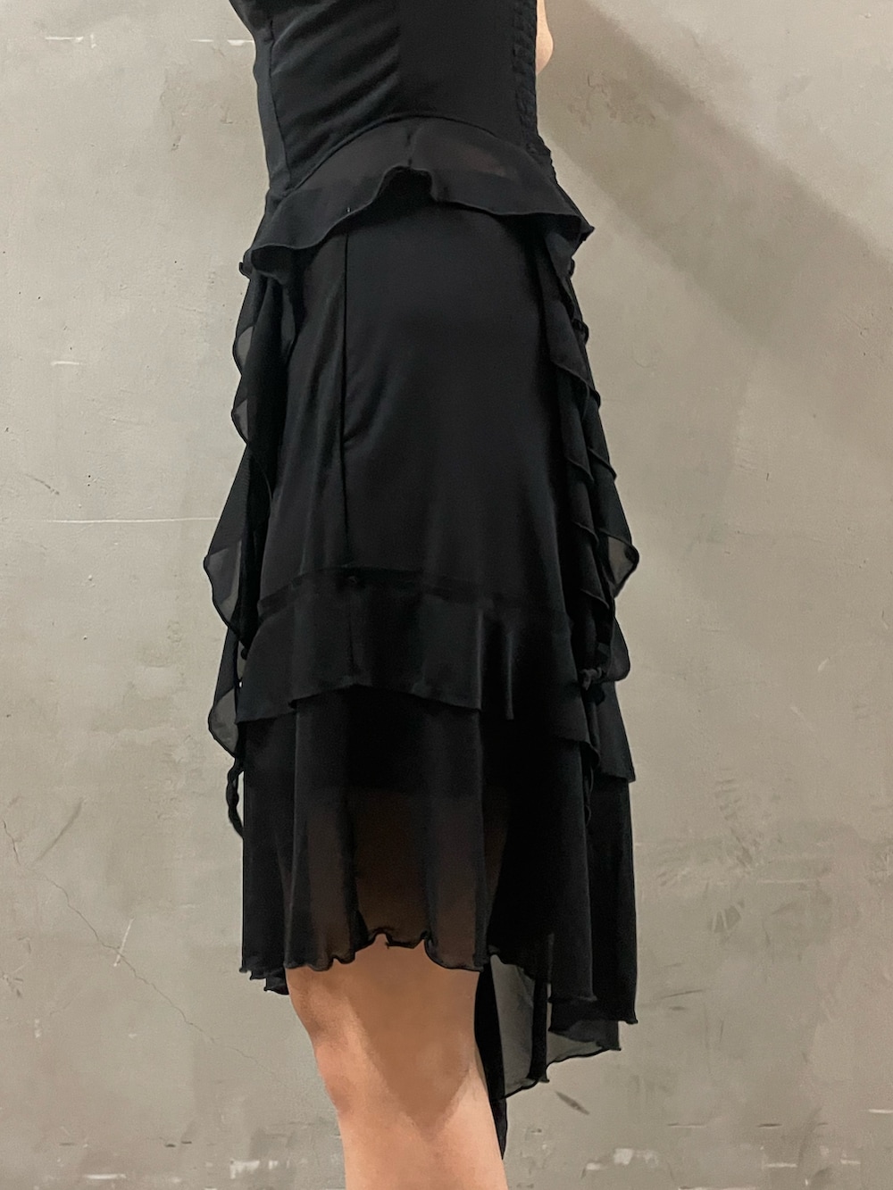 ブラック系のTシャツ/カットソー、ブラック系のニット/セーター、ブラック系のスカートを着用したレディースの春コーディネートの8枚目の写真