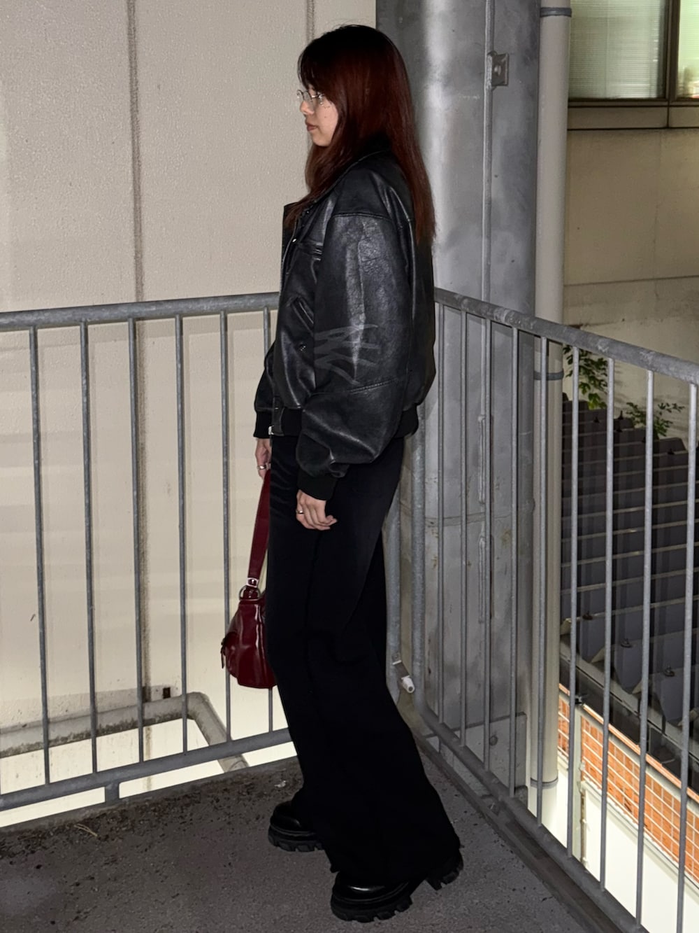 グレー系のTシャツ/カットソー、ブラック系のブルゾン、ブラック系のスウェットパンツを着用したレディースの秋コーディネートの2枚目の写真