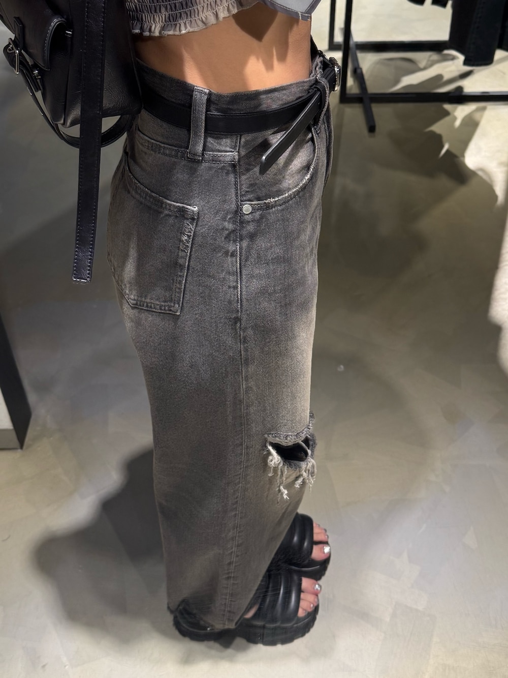 ベージュ系のTシャツ/カットソー、ブラック系のハンドバッグ、ブラック系のデニムパンツを着用したレディースの夏コーディネートの7枚目の写真