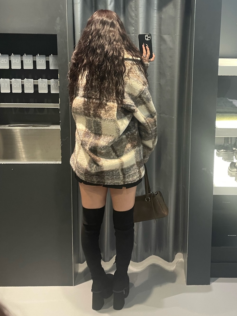 ブラック系のTシャツ/カットソー、その他のその他アウター、ブラック系のスカートを着用したレディースの冬コーディネートの3枚目の写真