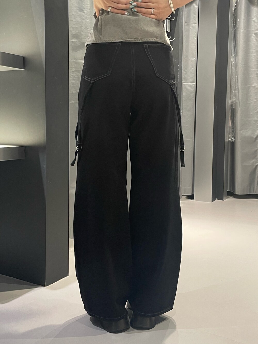 ブラック系のTシャツ/カットソー、ブラック系のデニムパンツ、ブラック系のサンダルを着用したレディースの夏コーディネートの8枚目の写真