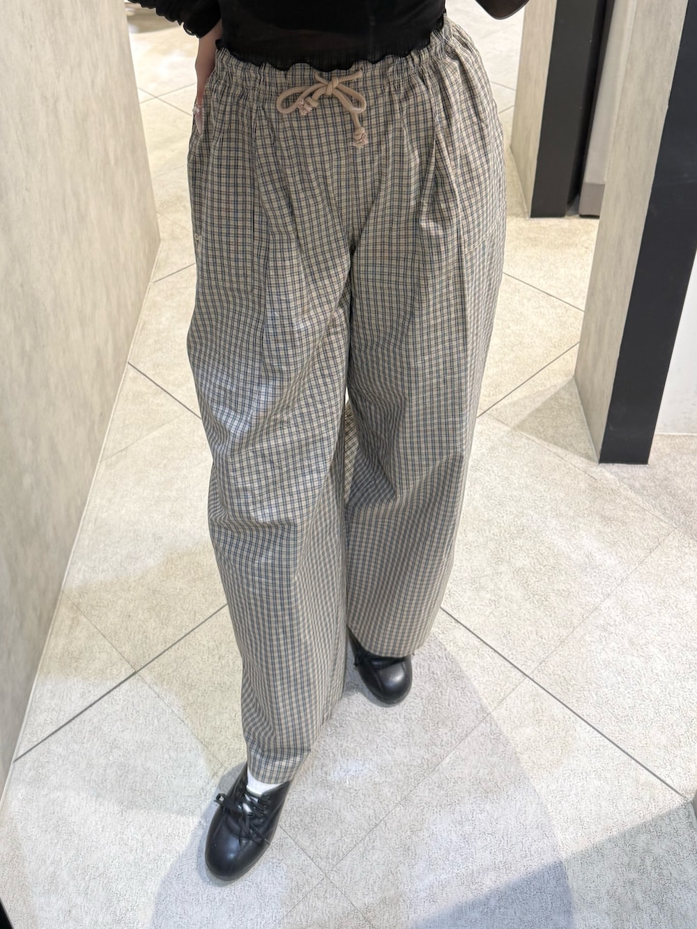 ブラック系のTシャツ/カットソー、ブラック系のニット/セーター、ベージュ系のその他パンツを着用したレディースの春コーディネートの5枚目の写真