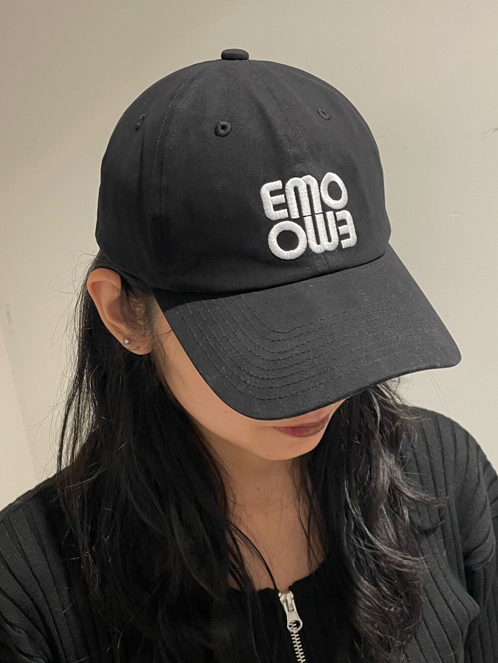 ブラック系のニット/セーター、ブルー系のデニムパンツ、ブラック系のハンドバッグを着用したレディースの冬コーディネートの9枚目の写真