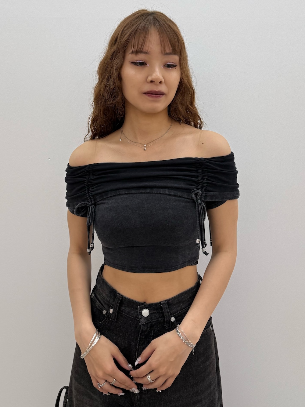 ブラック系のTシャツ/カットソー、グレー系のスカート、ブラック系のサンダルを着用したレディースの夏コーディネートの4枚目の写真