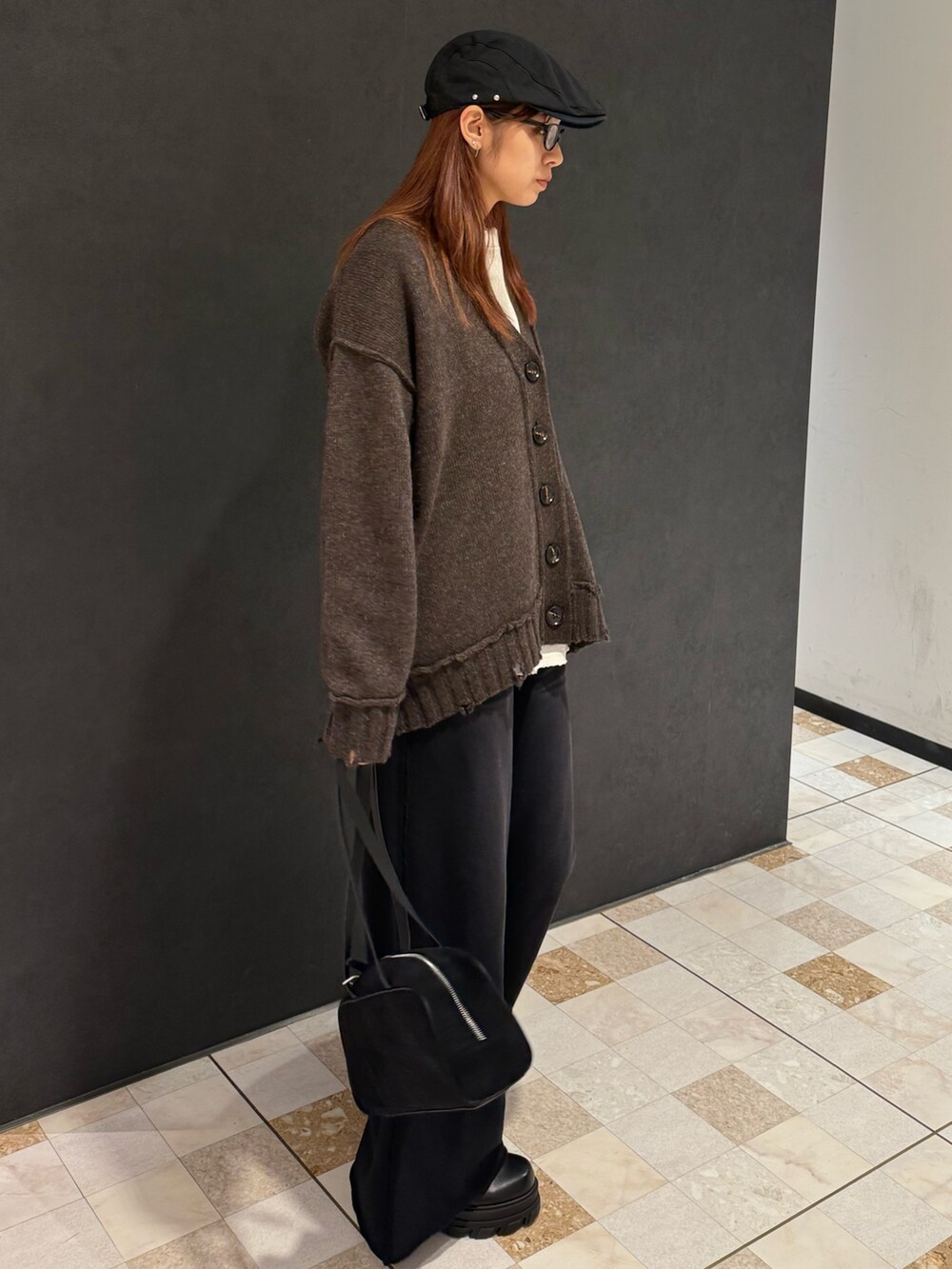 ホワイト系のTシャツ/カットソー、ブラウン系のカーディガン/ボレロ、ブラック系のスウェットパンツを着用したレディースの秋コーディネートの2枚目の写真