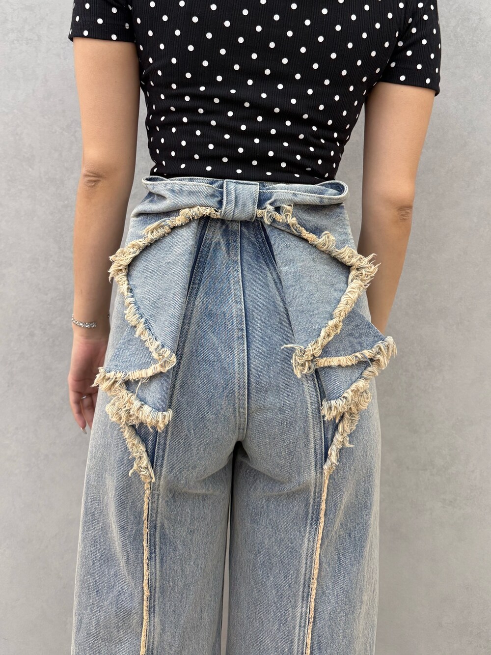 その他のTシャツ/カットソー、ブルー系のデニムパンツ、ブラック系のサンダルを着用したレディースの春コーディネートの5枚目の写真