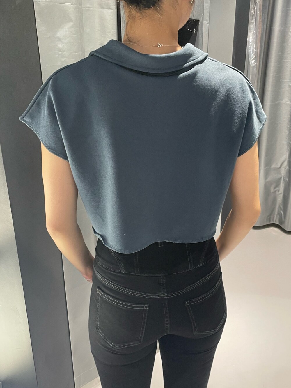 ブラック系のデニムパンツ、ブラック系のサンダル、ブルー系のTシャツ/カットソーを着用したレディースの夏コーディネートの6枚目の写真