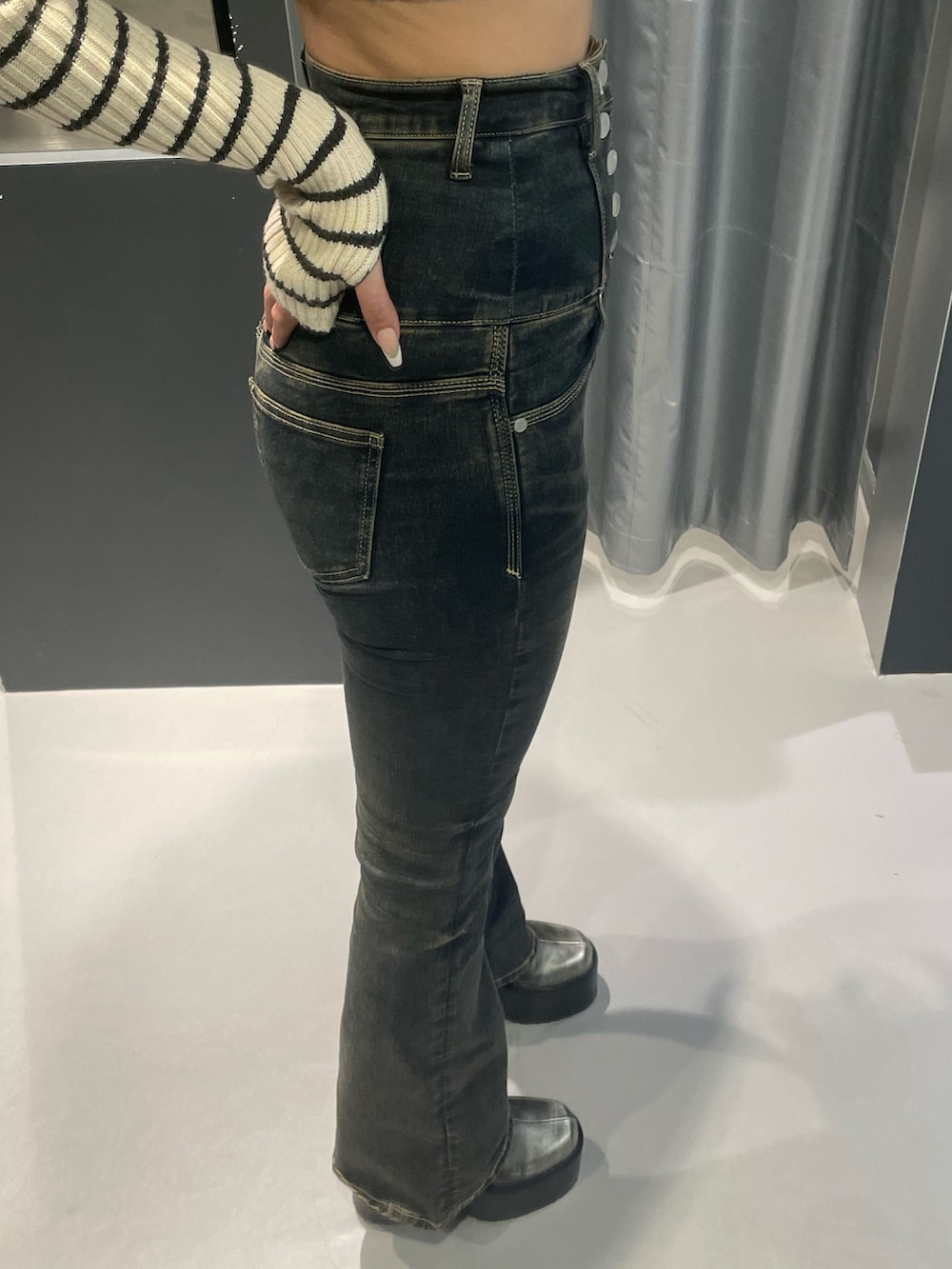 ブルー系のニット/セーター、ブルー系のデニムパンツ、ブラック系のショルダーバッグを着用したレディースの冬コーディネートの7枚目の写真