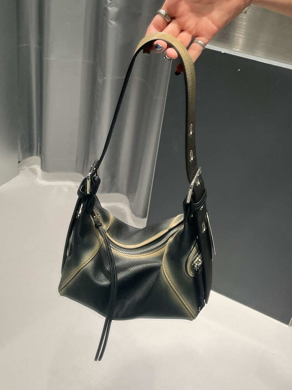 レッド系のニット/セーター、ブルー系のデニムパンツ、ブラック系のハンドバッグを着用したレディースの秋コーディネートの8枚目の写真