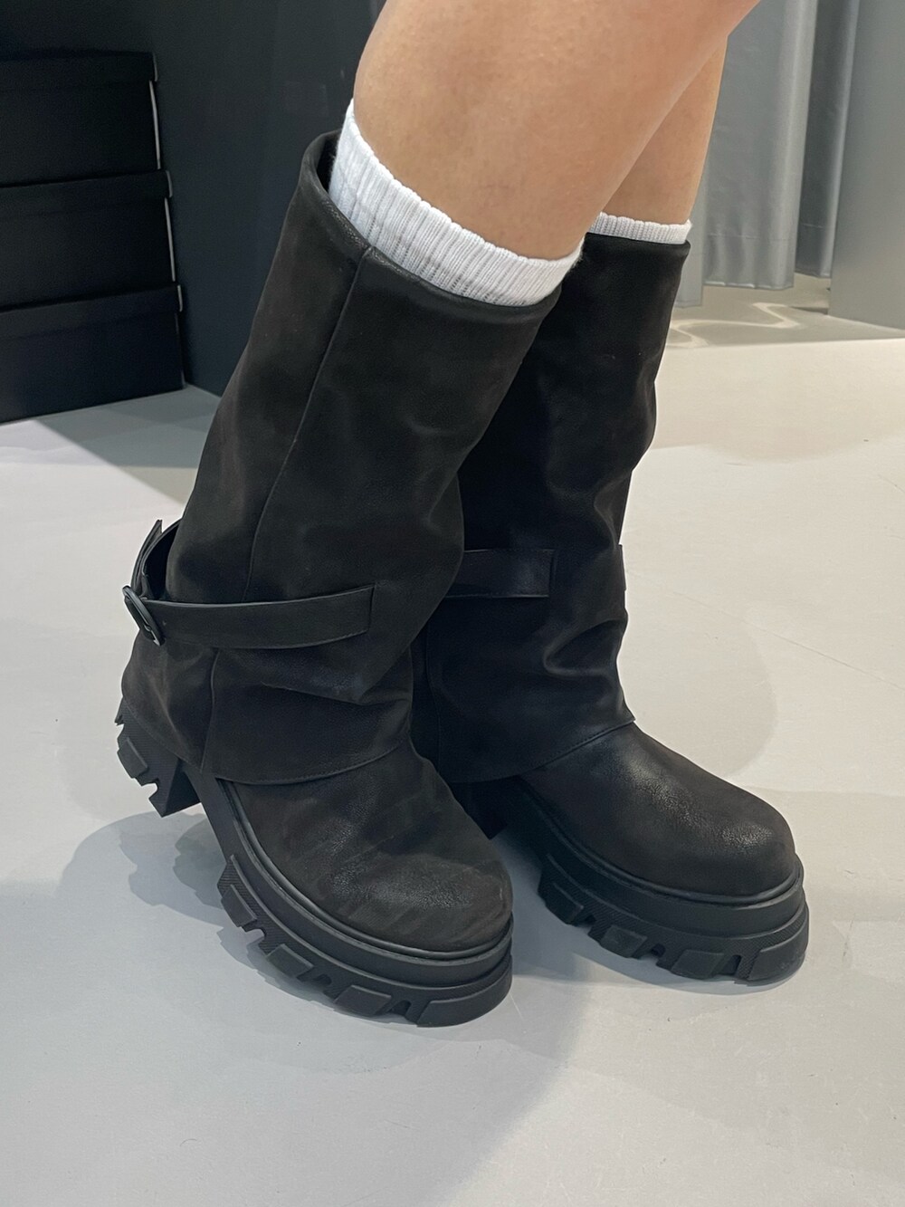 「EMODA、ブラックコーデ、ブラック、高身長コーデ、骨格ストレート、着回しコーデ、ワンピース、ワンピーススタイル、シャツコーデ、シャツスタイル、春コーデ、厚底ブーツ、ミドルブーツ、高身長女子、モードカジュアル」｜「EMODAのストリングリボンショートシャツ（シャツ/ブラウス、ブラック系）」を使った、菅谷レイナさん（レディース・168cm）の春コーディネートの7枚目の写真