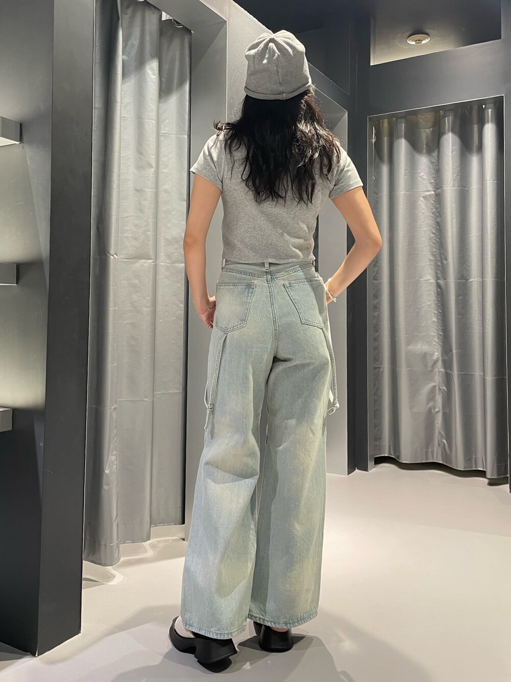 グレー系のTシャツ/カットソー、ブルー系のデニムパンツ、ホワイト系のサンダルを着用したレディースの夏コーディネートの2枚目の写真