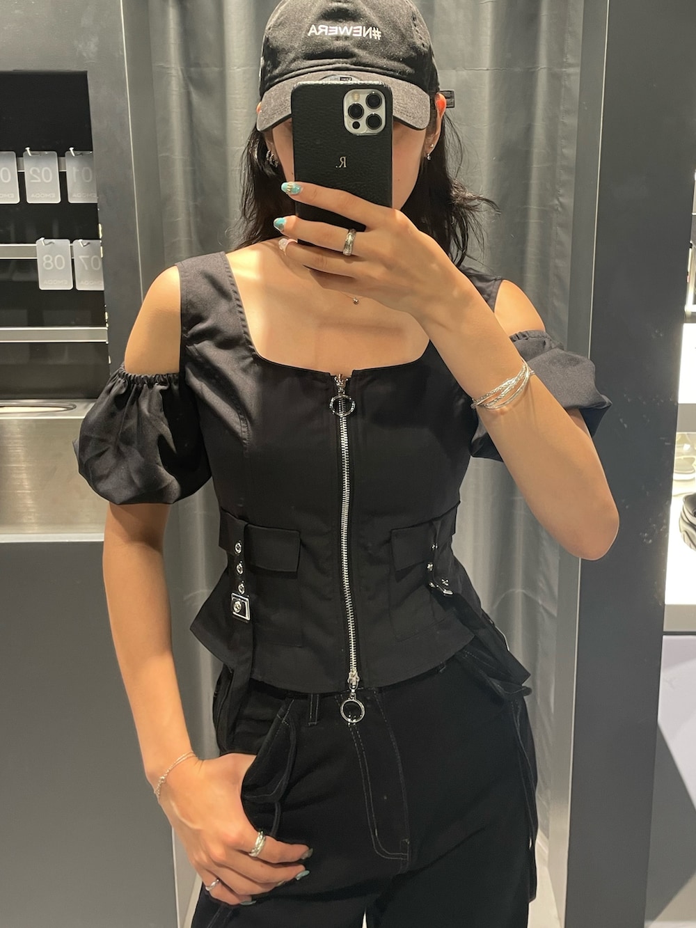 ブラック系のTシャツ/カットソー、ブルー系のデニムパンツ、ブラック系のサンダルを着用したレディースの夏コーディネートの3枚目の写真