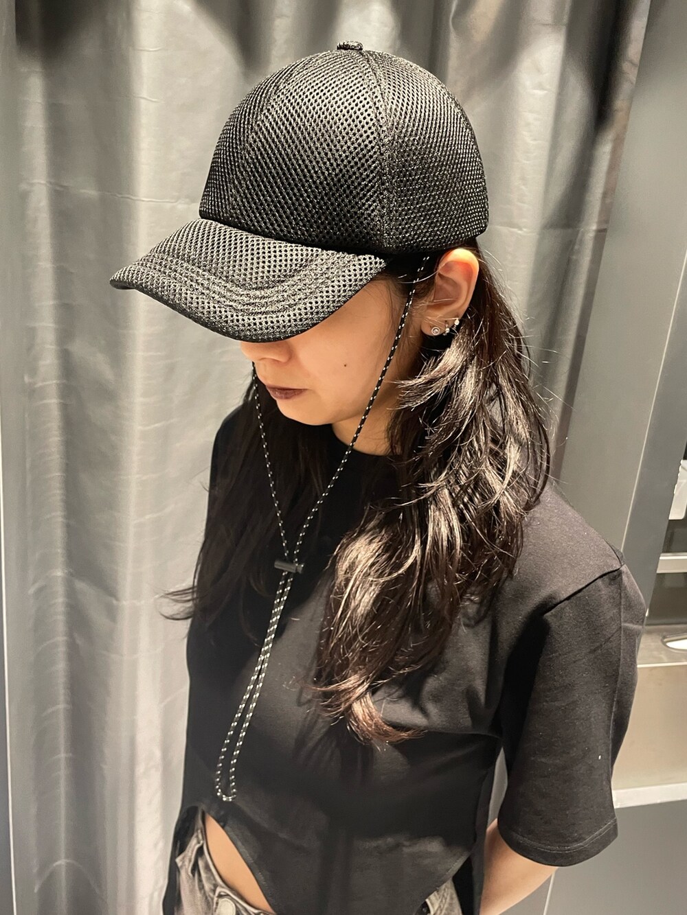 ブラック系のサンダル、ブラック系のTシャツ/カットソー、グレー系のデニムパンツを着用したレディースの春コーディネートの10枚目の写真