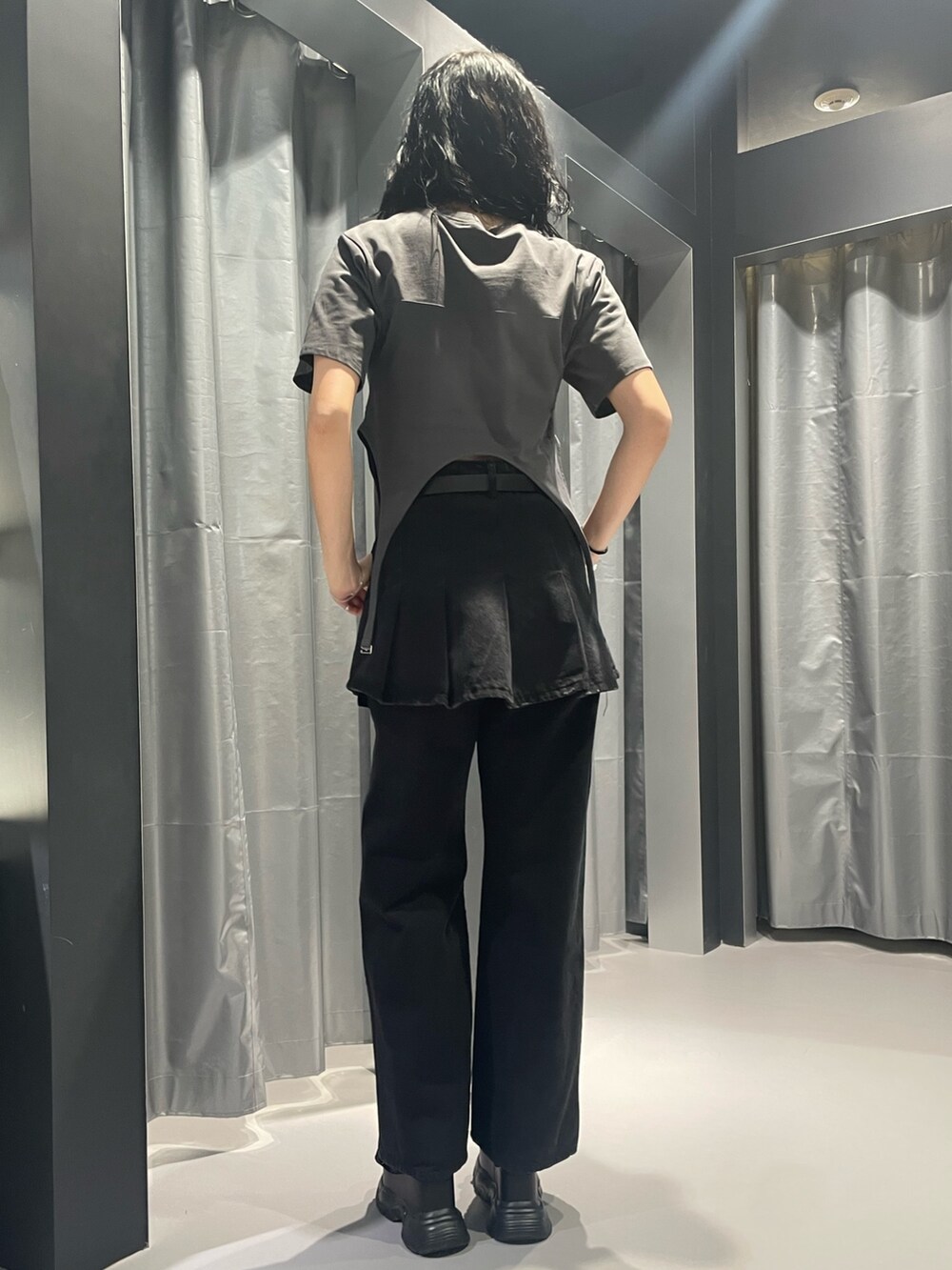 グレー系のTシャツ/カットソー、ブラック系のデニムスカート、ブラック系のデニムパンツを着用したレディースの春コーディネートの3枚目の写真