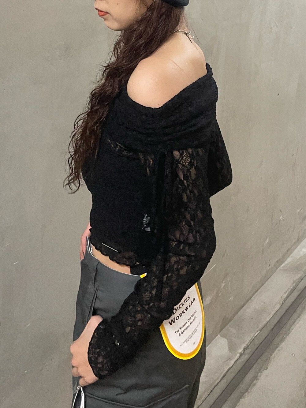 ブラック系のTシャツ/カットソー、ブラック系のTシャツ/カットソー、ブラック系のデニムパンツを着用したレディースの春コーディネートの5枚目の写真