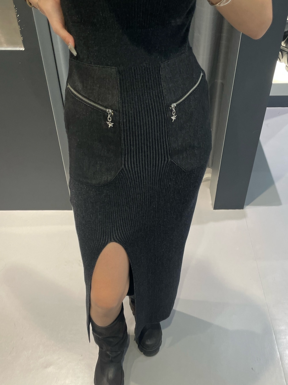 「EMODA、ブラックコーデ、ブラック、高身長コーデ、骨格ストレート、着回しコーデ、ワンピース、ワンピーススタイル、シャツコーデ、シャツスタイル、春コーデ、厚底ブーツ、ミドルブーツ、高身長女子、モードカジュアル」｜「EMODAのストリングリボンショートシャツ（シャツ/ブラウス、ブラック系）」を使った、菅谷レイナさん（レディース・168cm）の春コーディネートの6枚目の写真