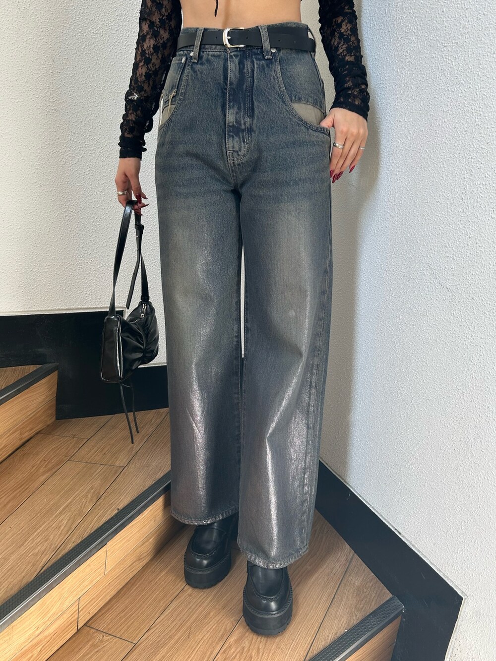 ホワイト系のニット/セーター、ブラック系のハンドバッグ、ブルー系のデニムパンツを着用したレディースの秋コーディネートの7枚目の写真