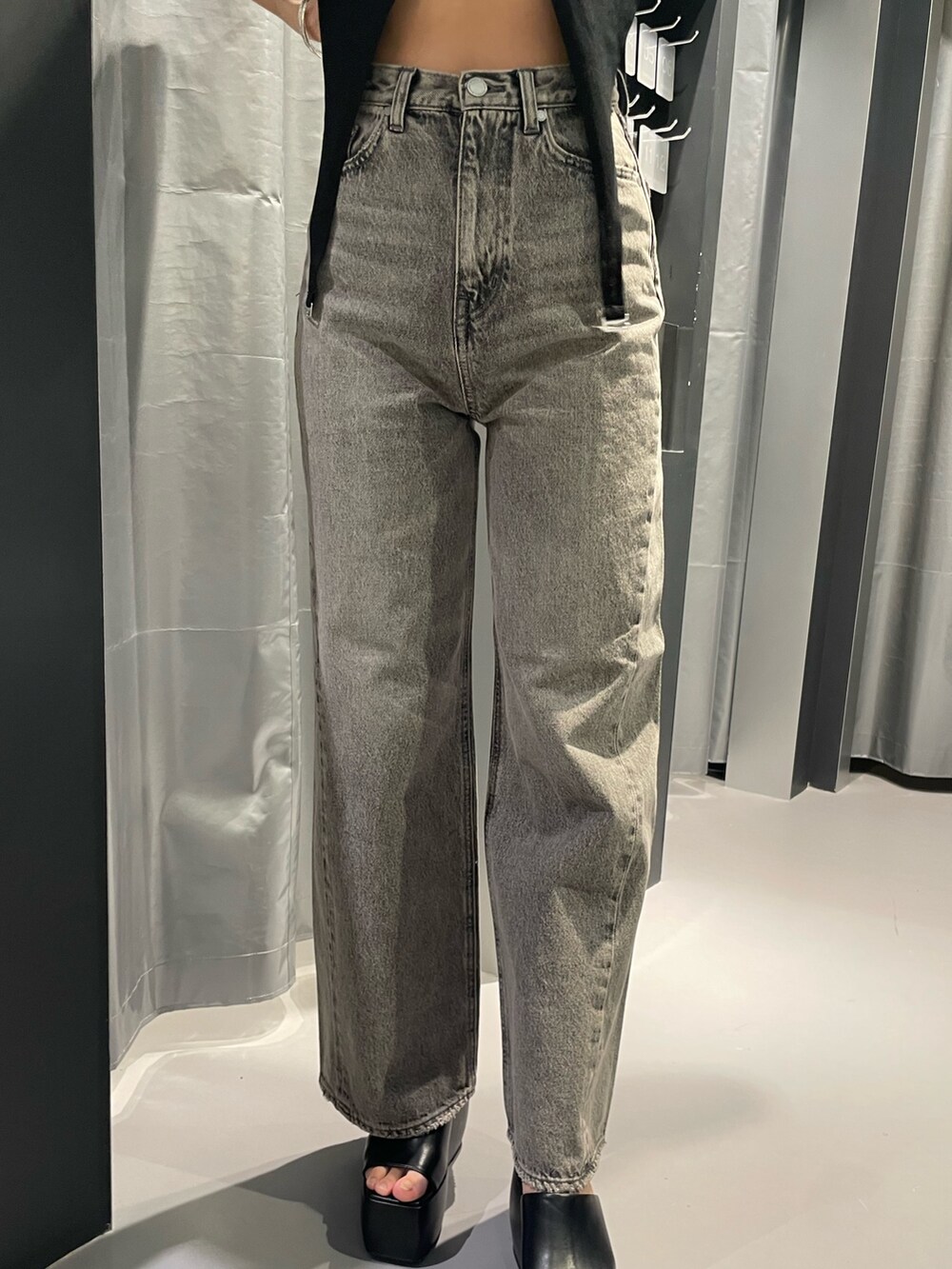 ブラック系のタンクトップ、ブラック系のTシャツ/カットソー、グレー系のデニムパンツを着用したレディースの春コーディネートの7枚目の写真