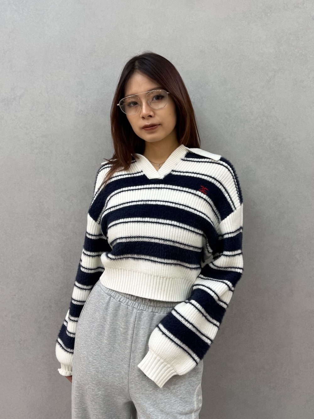 ブルー系のニット/セーター、グレー系のスウェットパンツ、ブラック系のブーツを着用したレディースの冬コーディネートの4枚目の写真