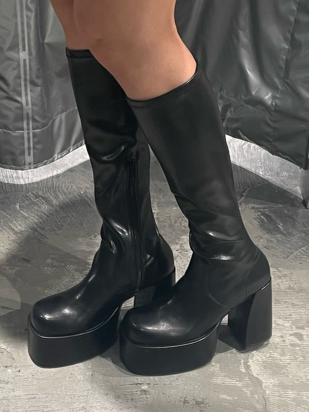 ブラック系のニット/セーター、ブラック系のその他パンツ、ブラック系のブーツを着用したレディースの冬コーディネートの10枚目の写真