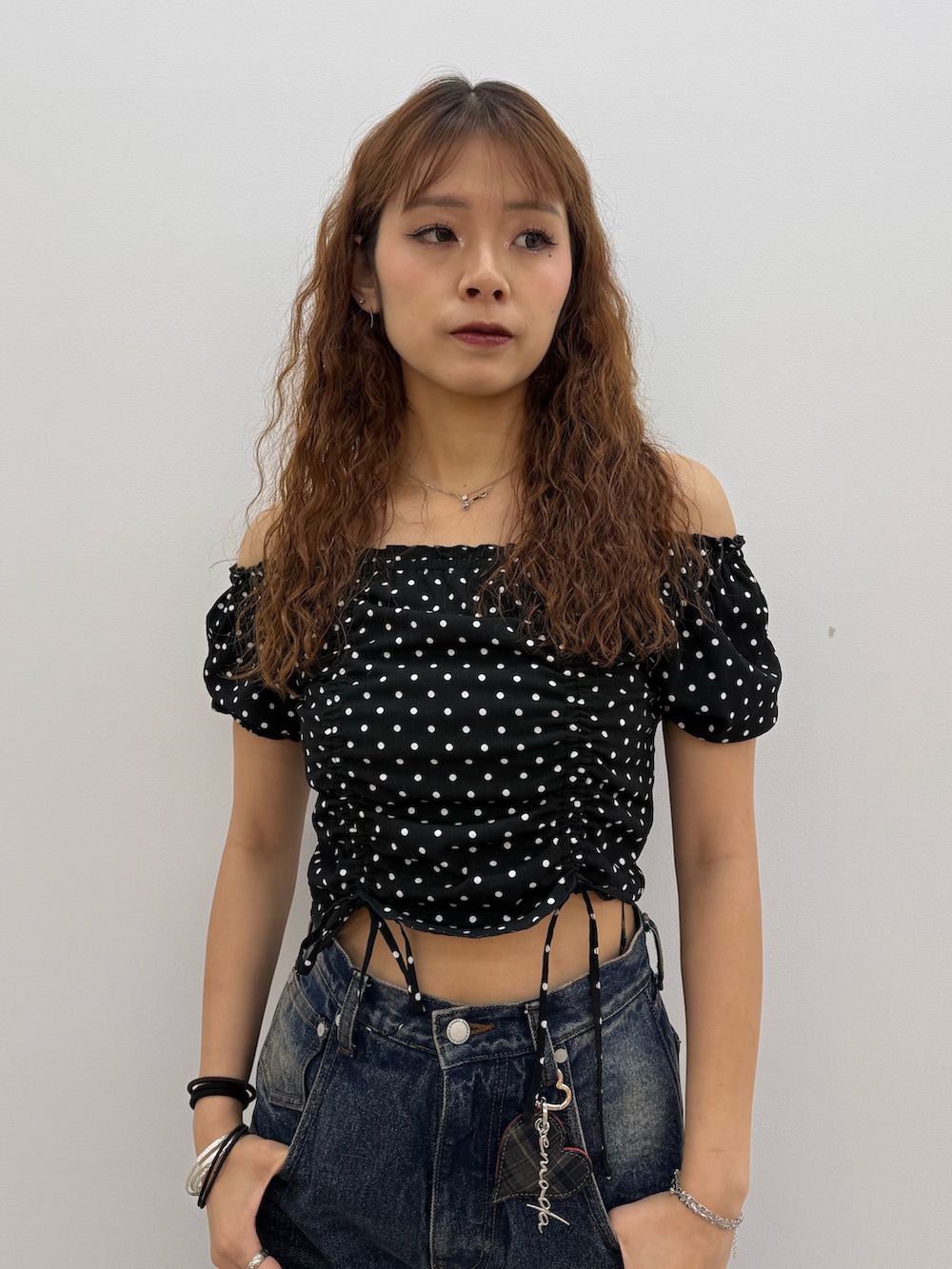 ブラック系のTシャツ/カットソー、ブルー系のデニムパンツ、ブラック系のブーツを着用したレディースの夏コーディネートの4枚目の写真