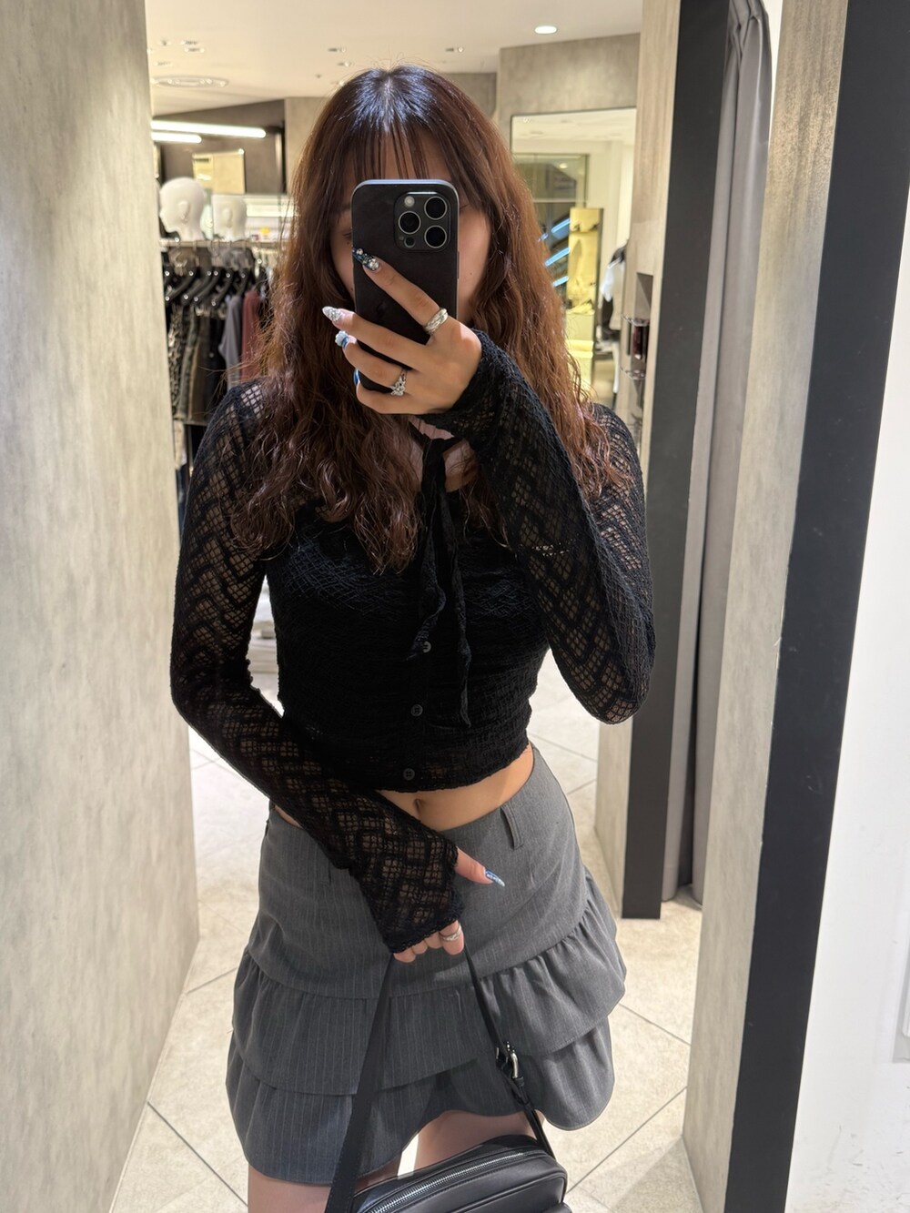 ブラック系のTシャツ/カットソー、ブラック系のハンドバッグ、ブラック系のキャミソールを着用したレディースの秋コーディネートの4枚目の写真