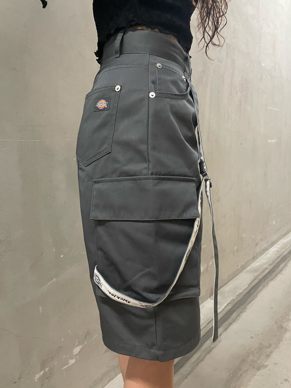 ブラック系のTシャツ/カットソー、ブラック系のTシャツ/カットソー、グレー系のその他パンツを着用したレディースの春コーディネートの7枚目の写真