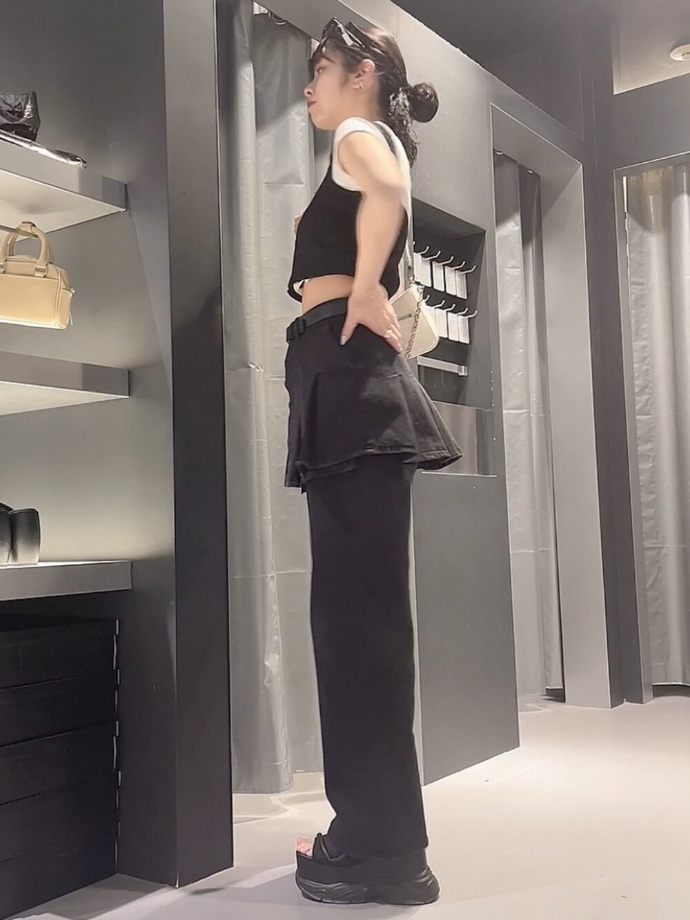 ブラック系のサンダル、ブラック系のデニムパンツ、ブラック系のデニムスカートを着用したレディースの春コーディネートの2枚目の写真