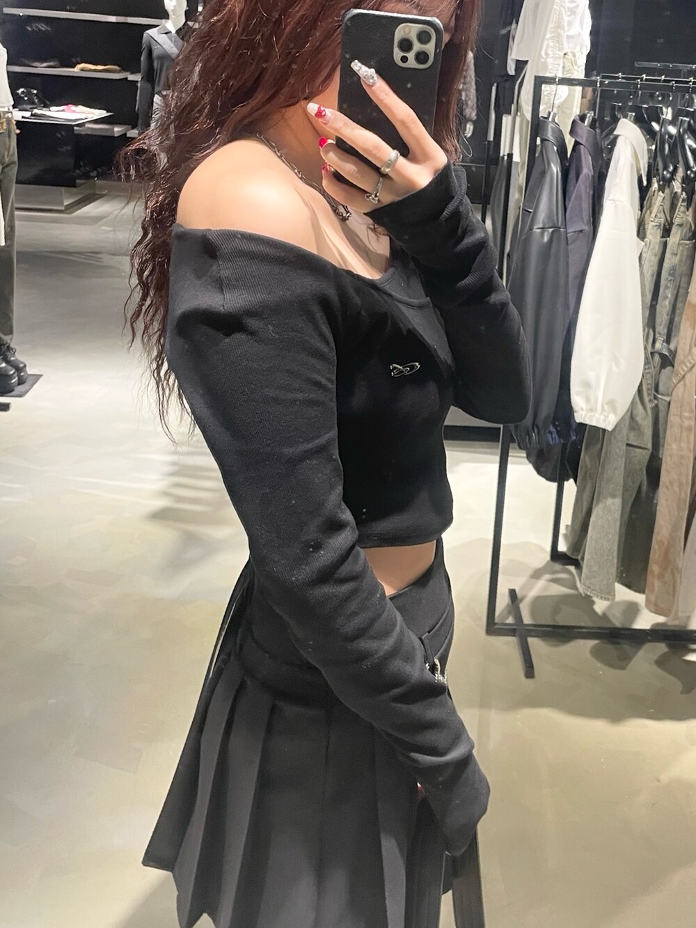 ブラック系のTシャツ/カットソー、ブルー系のデニムパンツ、ブラック系のブーツを着用したレディースの春コーディネートの5枚目の写真