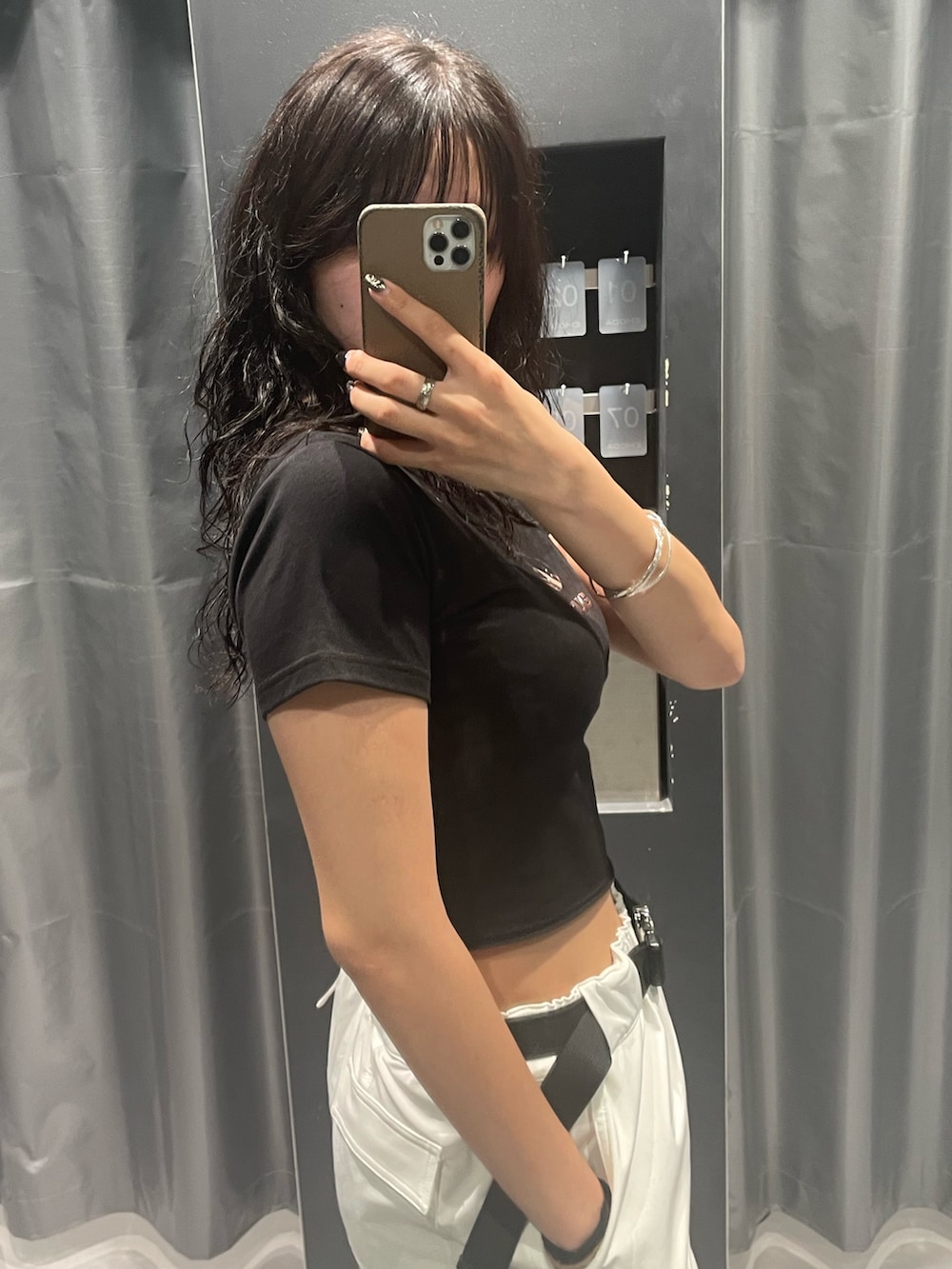 ブラック系のTシャツ/カットソー、ホワイト系のカーゴパンツ、ブラック系のサンダルを着用したレディースの夏コーディネートの5枚目の写真