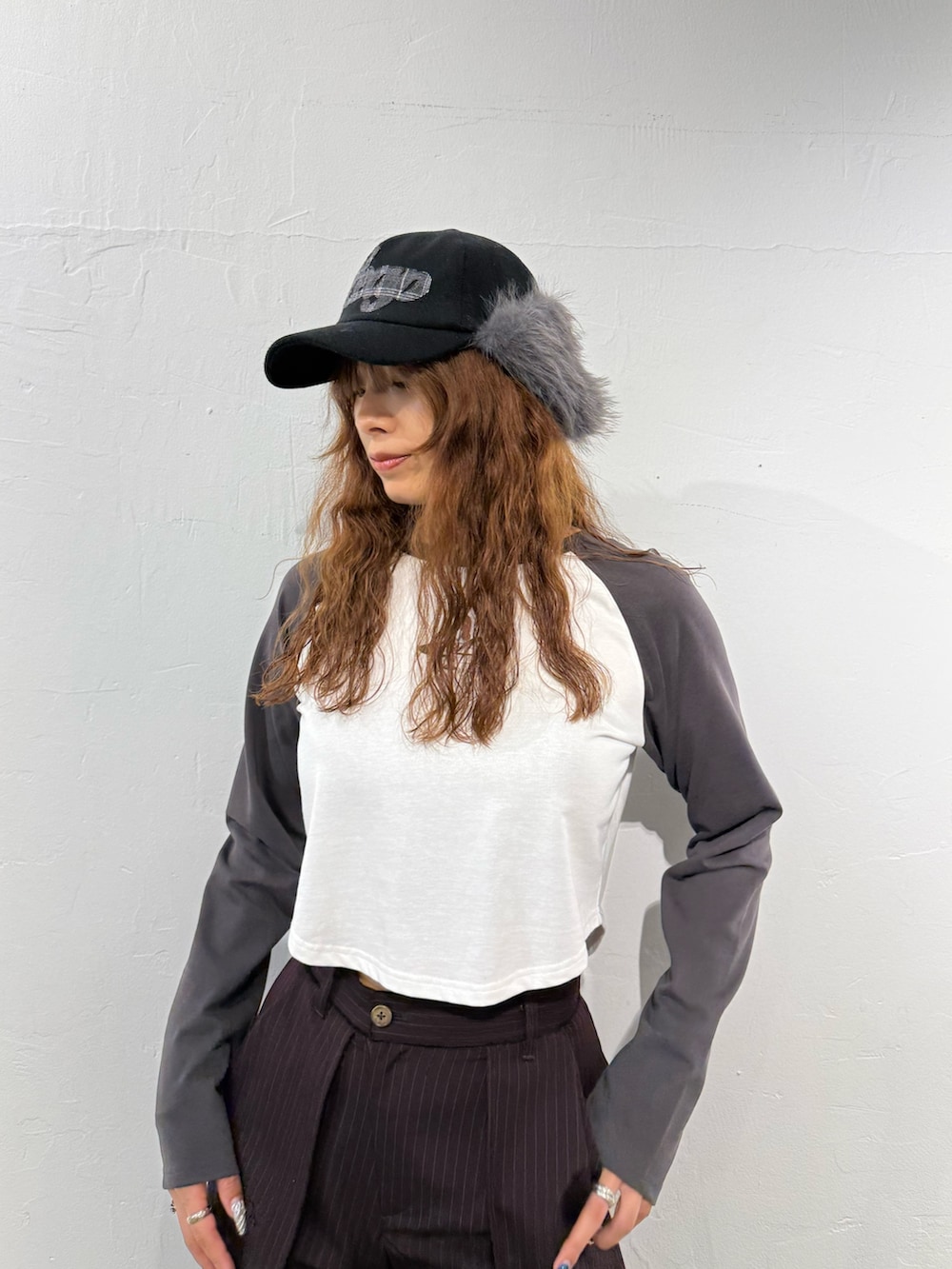 グレー系のTシャツ/カットソー、ブラウン系のその他パンツ、ブラック系のブーツを着用したレディースの秋コーディネートの6枚目の写真