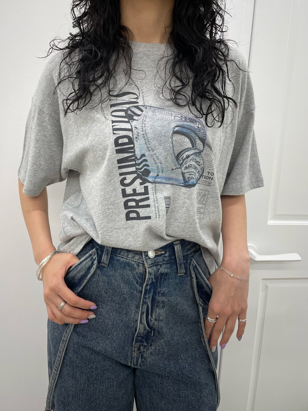 グレー系のTシャツ/カットソー、ブルー系のデニムパンツ、ブラック系のサンダルを着用したレディースの春コーディネートの4枚目の写真
