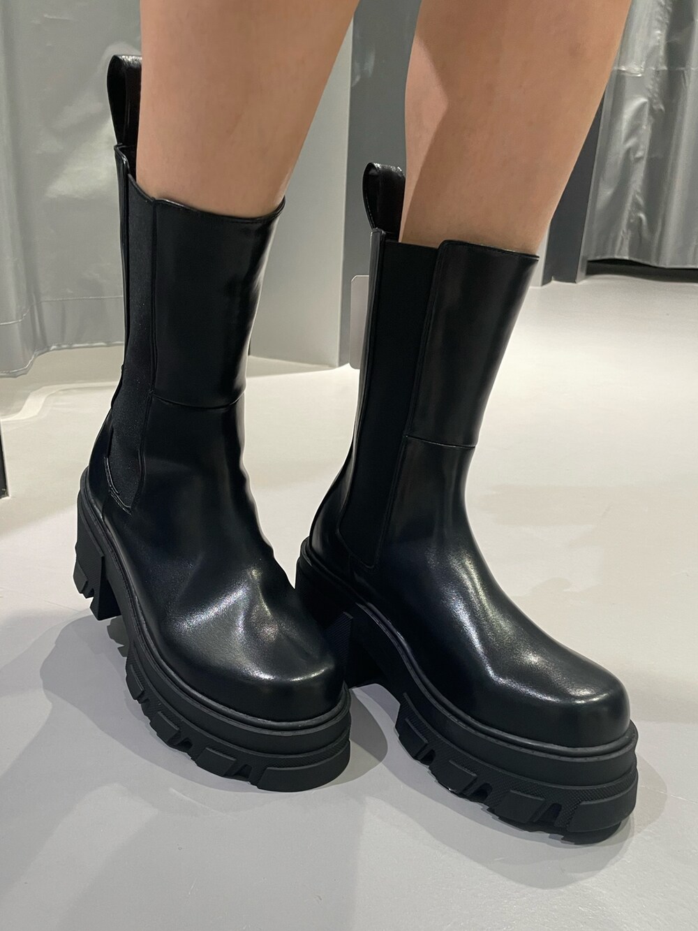 ブルー系のシャツ/ブラウス、グレー系のデニムパンツ、ブラック系のブーツを着用したレディースの秋コーディネートの9枚目の写真