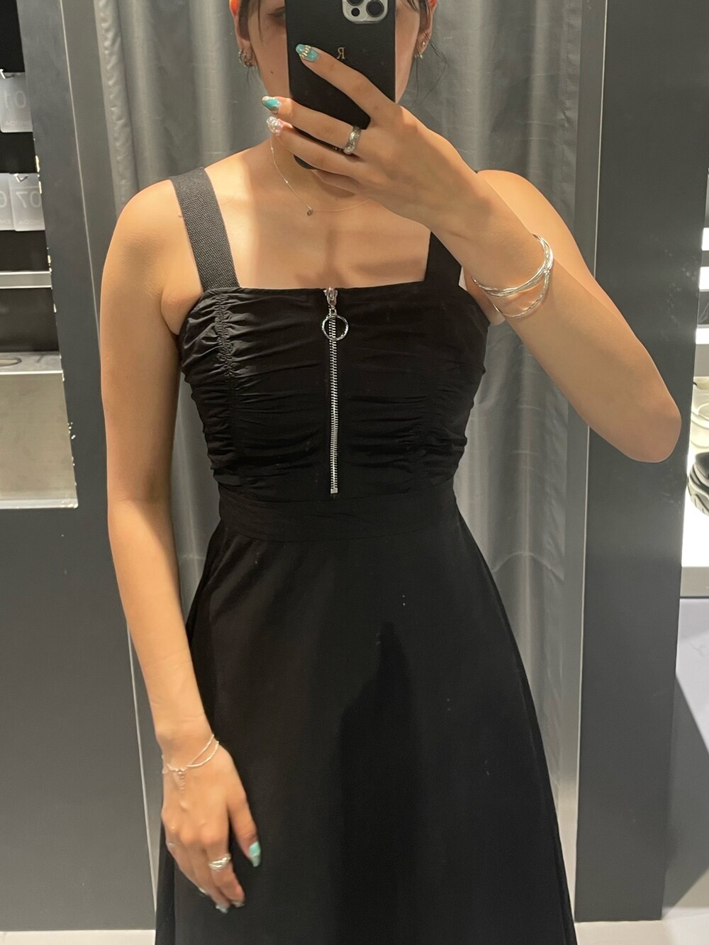 ブラック系のワンピース、ブラック系のサンダル、シルバー系のネックレスを着用したレディースの夏コーディネートの4枚目の写真