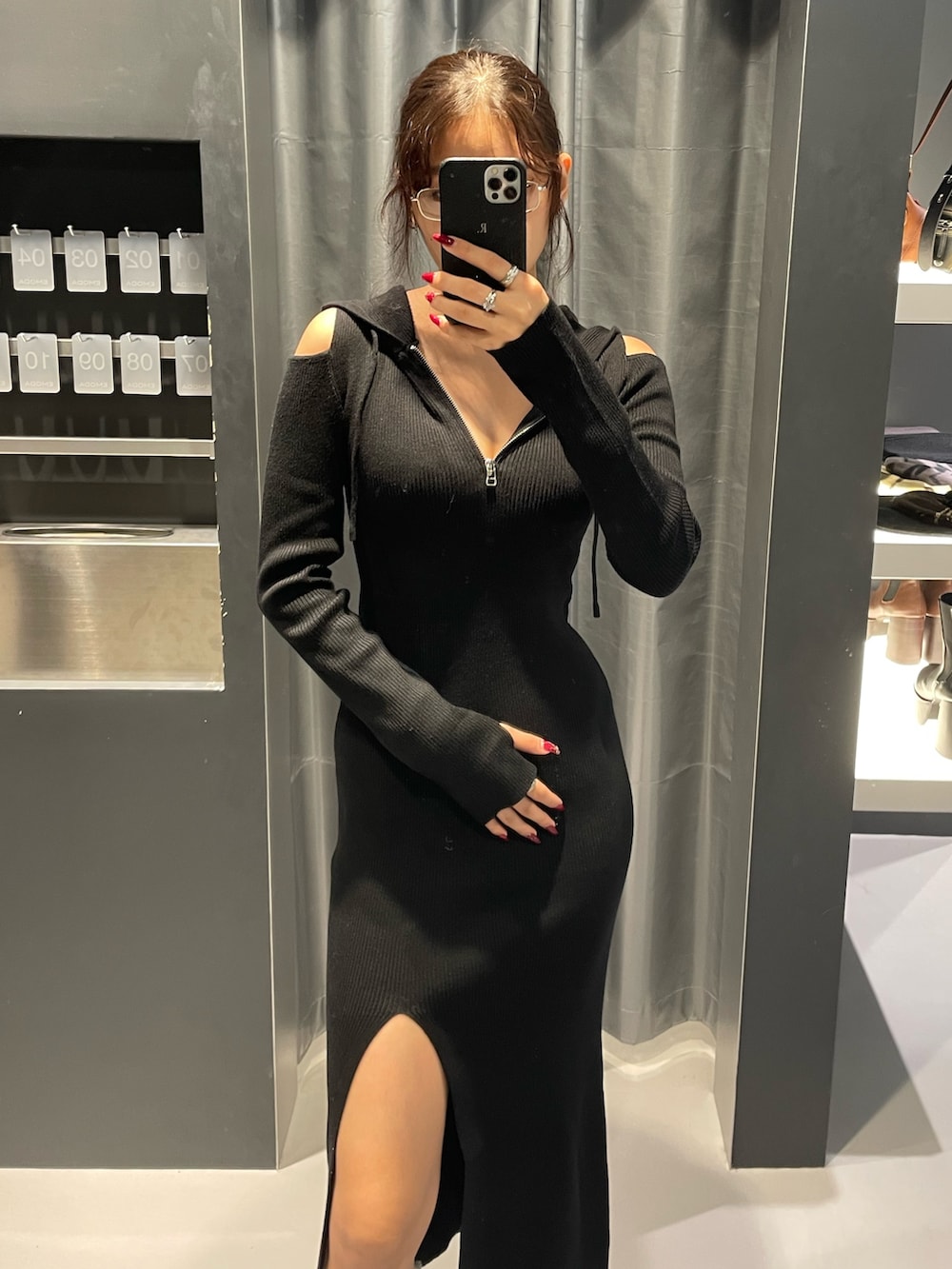 ブラック系のワンピース、ブラック系のブーツ、その他のサングラスを着用したレディースの秋コーディネートの4枚目の写真