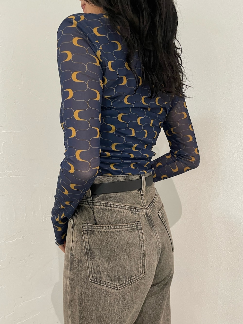 その他のTシャツ/カットソー、ブラック系のキャミソール、グレー系のデニムパンツを着用したレディースの春コーディネートの5枚目の写真