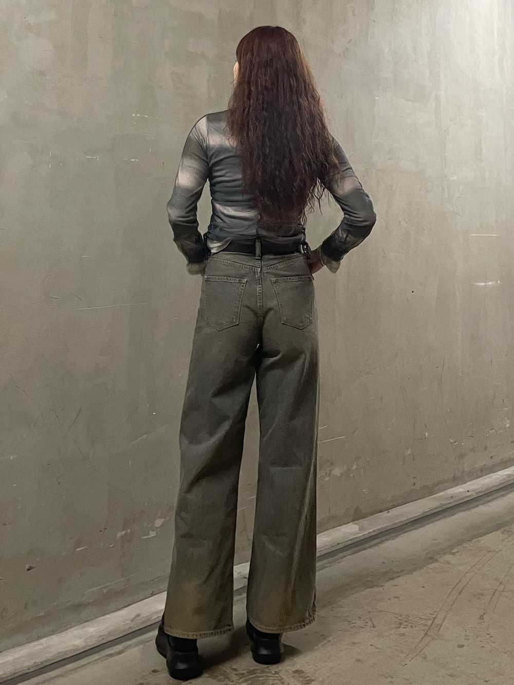 グレー系のTシャツ/カットソー、ブルー系のデニムパンツ、ブラック系のブーツを着用したレディースの春コーディネートの3枚目の写真