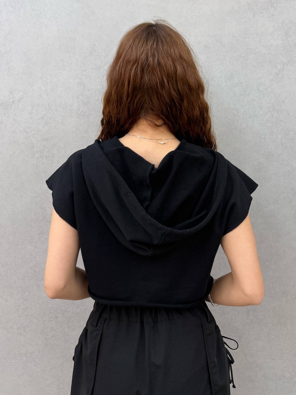 ブラック系のTシャツ/カットソー、ブラック系のTシャツ/カットソー、ブラック系のサンダルを着用したレディースの夏コーディネートの6枚目の写真