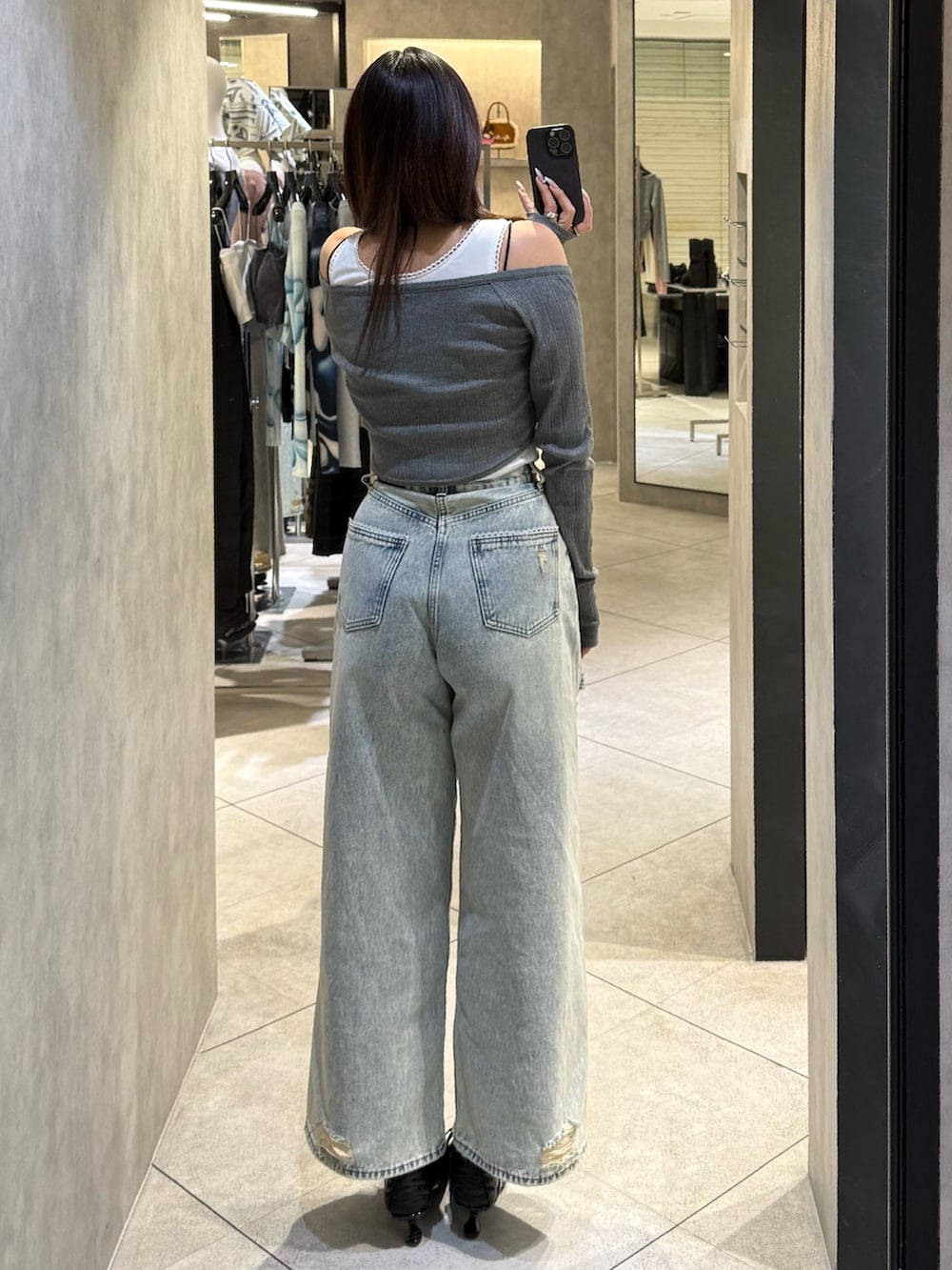 グレー系のTシャツ/カットソー、ブルー系のデニムパンツ、ブラック系のスニーカーを着用したレディースの春コーディネートの3枚目の写真