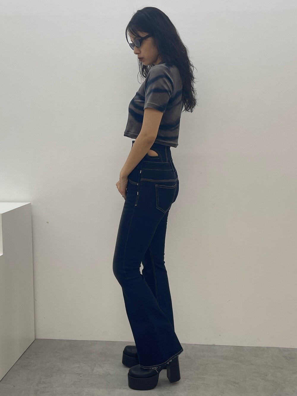 その他のTシャツ/カットソー、ブルー系のデニムパンツ、ブラック系のブーツを着用したレディースの夏コーディネートの2枚目の写真